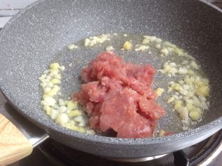 5、豆角炒肉末,放入肉末