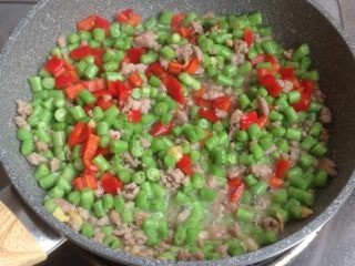 10、豆角炒肉末,加入少量清水，煮1分钟左右