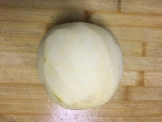 2、甜汤系列之桂花苹果汤,将苹果洗净后削皮