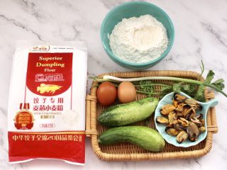 1、黄瓜青口肉鸡蛋饺子,首先备齐所有的食材，青口肉我是提前煮熟后，把肉扒出来的。