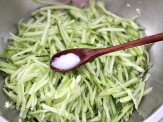 2、黄瓜青口肉鸡蛋饺子,黄瓜洗净后，用擦丝器擦出细丝，放入适量的盐腌制一会。