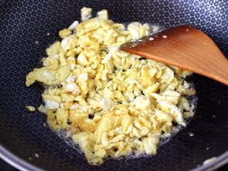 3、黄瓜青口肉鸡蛋饺子,鸡蛋打散后，加入料酒混合搅拌均匀，锅烧热倒入花生油烧热，放入打散的鸡蛋液炒熟盛出备用。