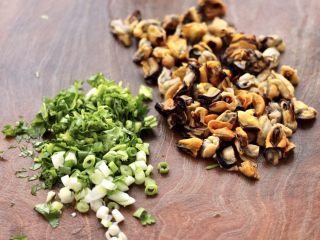 4、黄瓜青口肉鸡蛋饺子,青口肉用刀切成小块，香菜和葱切末。