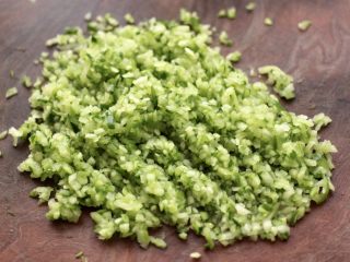 5、黄瓜青口肉鸡蛋饺子,把腌制好的黄瓜丝，纳干水分用刀剁碎。