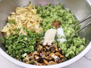 7、黄瓜青口肉鸡蛋饺子,这个时候加入花椒粉和味精，猪油和适量的盐调味。