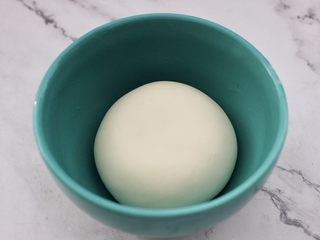 10、黄瓜青口肉鸡蛋饺子,加入清水慢慢和成面团，盖上保鲜膜静置半个小时。