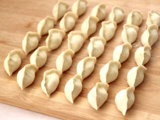 15、黄瓜青口肉鸡蛋饺子,依次包好所有的饺子。