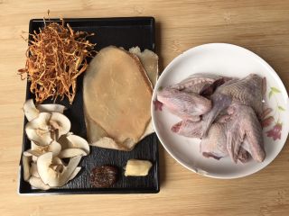 1、响螺虫草花老鸽汤,材料准备如上图