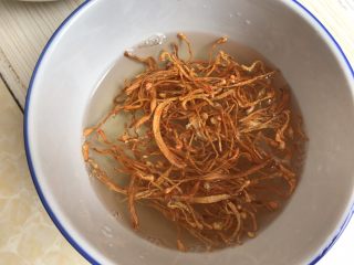 3、响螺虫草花老鸽汤,虫草花洗干净泡软