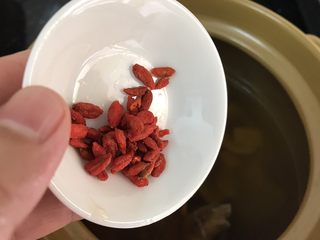 13、响螺虫草花老鸽汤,出炉前十分钟再加点枸杞