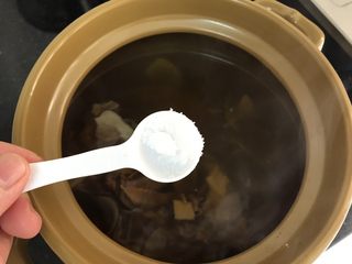 14、响螺虫草花老鸽汤,最后，熄火加点盐调味就可以了！