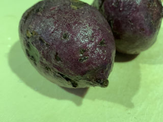 2、紫薯燕麦粥,取两个洗净；