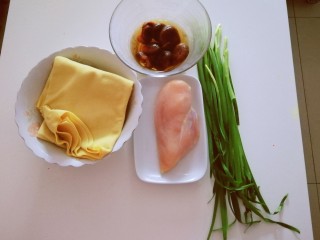 1、千张包肉,食材准备好