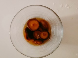 2、千张包肉,干香菇 用清水泡发