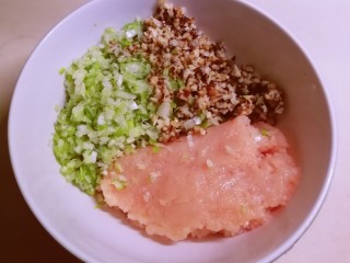 3、千张包肉,葱和泡好的蘑菇都切碎 鸡肉剁成肉泥 一同放入大碗里。