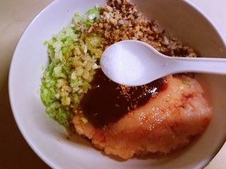 4、千张包肉,放入所有调味品 敲入鸡蛋