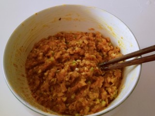 5、千张包肉,搅拌成肉馅