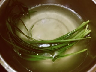 6、千张包肉,韭菜用开水汆烫  快速捞出备用