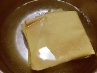 7、千张包肉,千张入开水中汆烫捞出