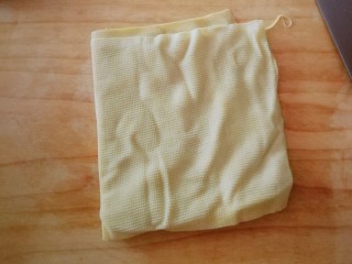 8、千张包肉,切正方形小块