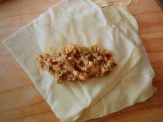 9、千张包肉,取一份 放入适量肉馅