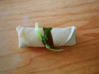 13、千张包肉,系上韭菜叶  这样就不会松散了