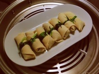 15、千张包肉,放入蒸锅  水开之后蒸15分钟 出锅