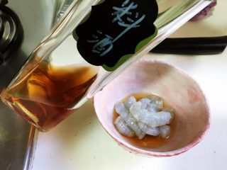 3、低脂减肥-蒸出来滴龙利鱼凤尾虾球,倒入料酒