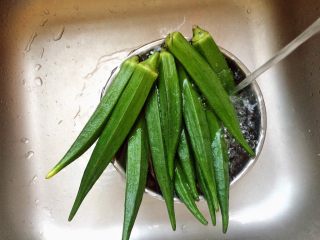 2、凉拌秋葵,用水冲洗干净。