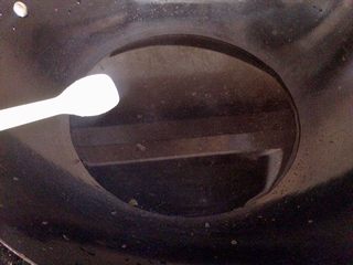 4、凉拌秋葵,锅内水烧开，加1勺盐，2滴油，这样可以保持秋葵焯水后色泽好看。