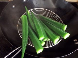 6、凉拌秋葵,捞起来。