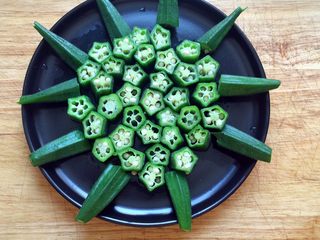 9、凉拌秋葵,摆在盘子上。