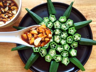 15、凉拌秋葵,淋到秋葵上面。