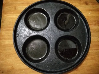 6、蛋饺烩丝瓜,蛋饺锅预热后刷一层薄油。