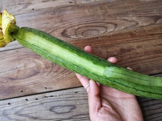 10、蛋饺烩丝瓜,丝瓜洗净去皮。