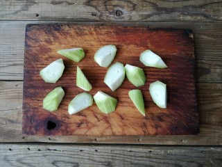 11、蛋饺烩丝瓜,切成滚刀块。