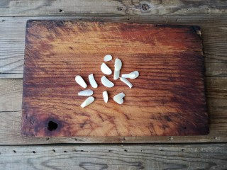 12、蛋饺烩丝瓜,蒜去皮去蒂切片。