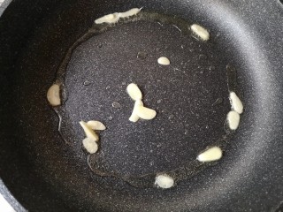 13、蛋饺烩丝瓜,锅中适量油烧热放入蒜片爆出香味。