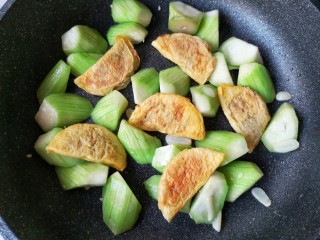 16、蛋饺烩丝瓜,然后放入蛋饺翻炒一下。