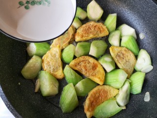 17、蛋饺烩丝瓜,再加入适量的水。