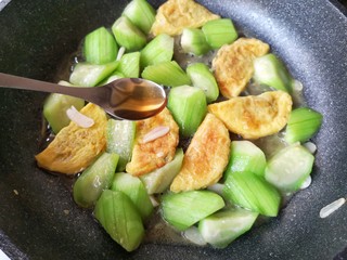 19、蛋饺烩丝瓜,出锅前淋一点香油。