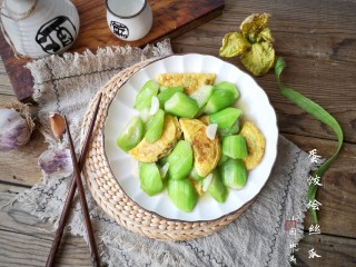 20、蛋饺烩丝瓜,出锅装盘。