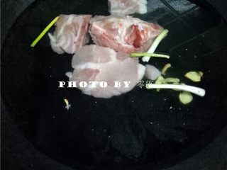 4、山药排骨汤,锅里倒入适量清水,放入排骨,2片姜,1颗葱段;调入适量料酒,大火烧开;