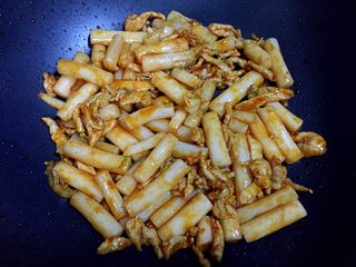 11、懒人料理+快手炒年糕,大约炒一分钟即可出锅。