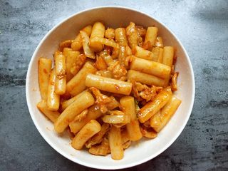 12、懒人料理+快手炒年糕,装盘。