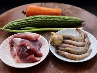 1、虾仁肉靡酿苦瓜,首先备齐所有的食材。