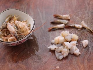 2、虾仁肉靡酿苦瓜,海虾去皮后，再去虾线洗净后，用刀切块，虾尾留着。