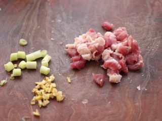 3、虾仁肉靡酿苦瓜,猪肉洗净切小块，葱姜切碎。