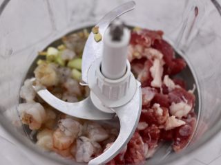 4、虾仁肉靡酿苦瓜,把切块的猪肉和海虾放入绞肉机里，加入切碎的葱姜。