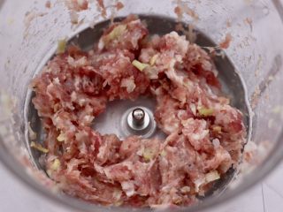 5、虾仁肉靡酿苦瓜,启动绞肉机绞碎即可。